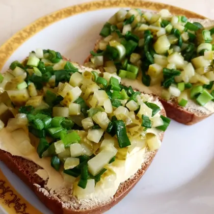 Закусочные бутерброды с маринованным огурчиком и зеленым лучком