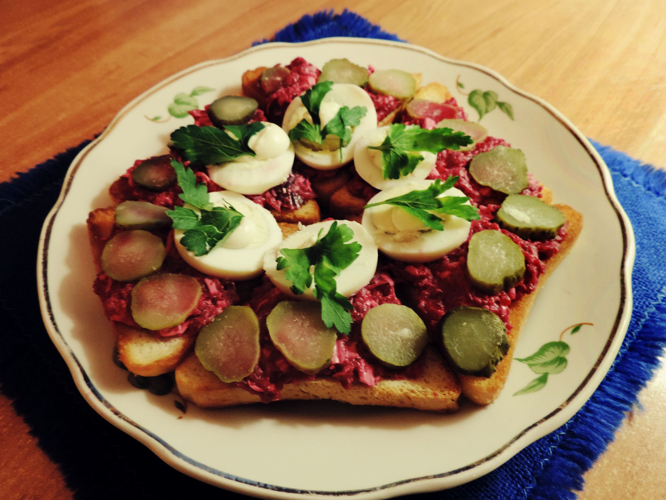 Бутерброды со свекольно-сырковой массой