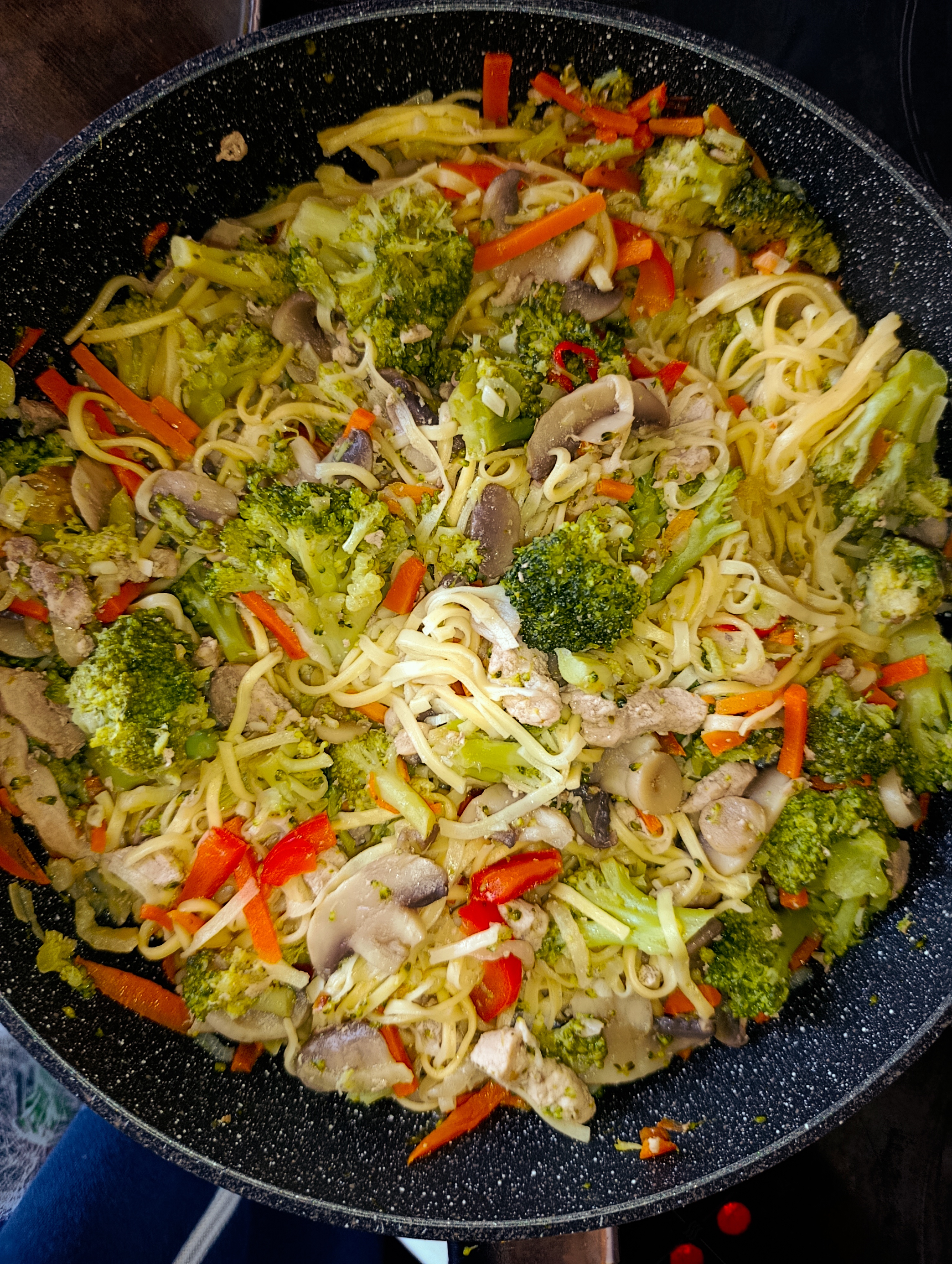 Лапша со свининой, грибами и овощами