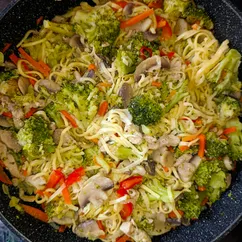 Лапша со свининой, грибами и овощами