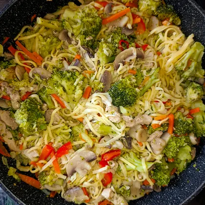Лапша со свининой, грибами и овощами