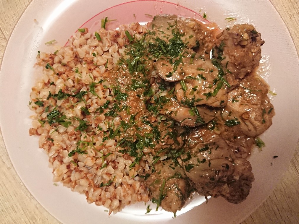 Печень куриная в томате с гарниром гречка