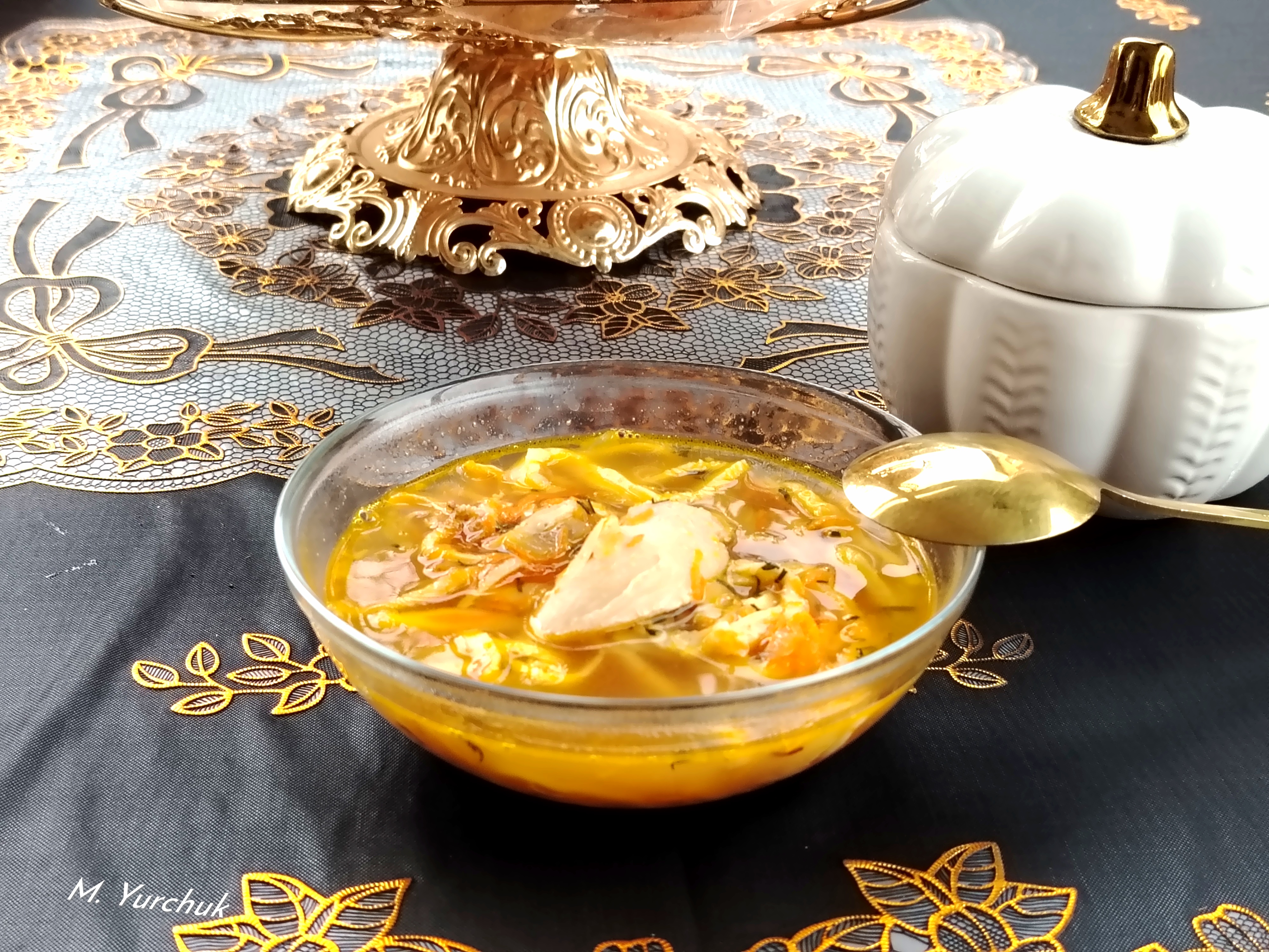 Супчик на курином бульоне с яичными блинчиками