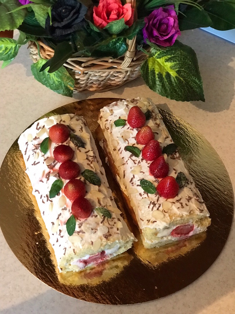 Клубничный, бисквитный рулет