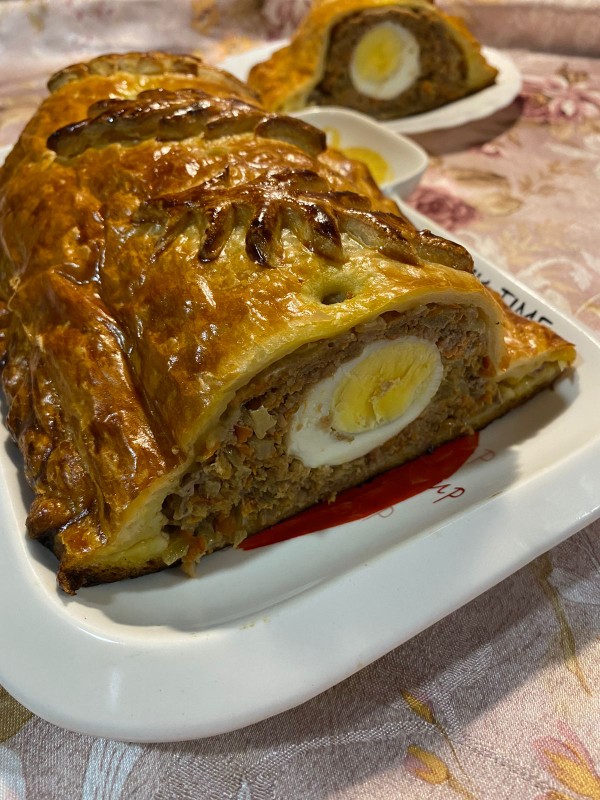Батон с мясной и яичной начинкой