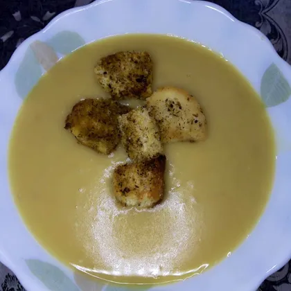 Гороховый суп-пюре с сухариками