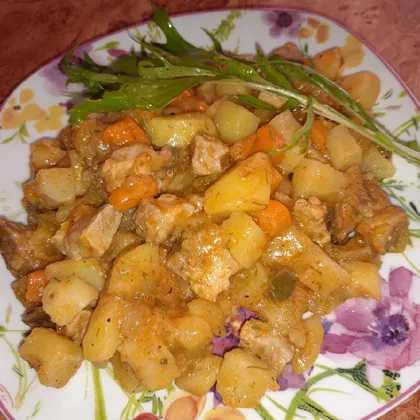Картофель тушёный с овощами со свининой
