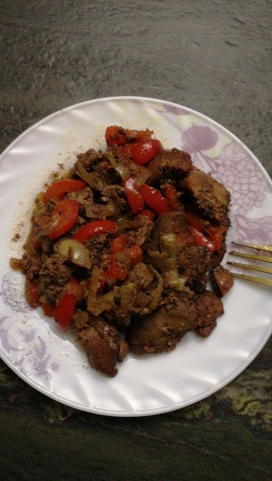 Тёплый салат из куриной печени и овощей