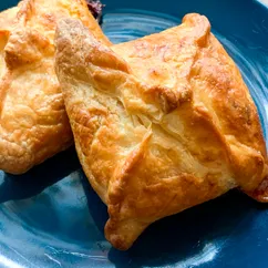 Слойки с сулугуни и адыгейским сыром