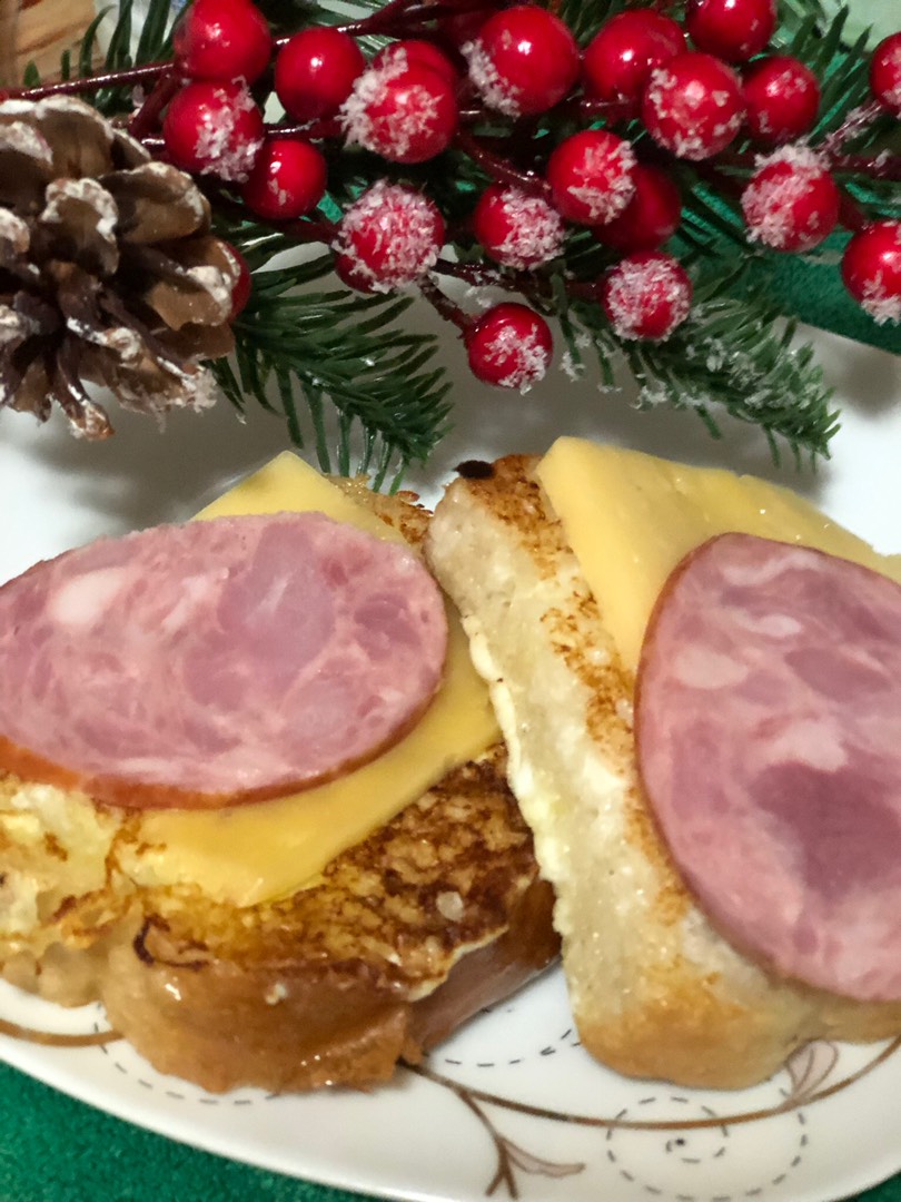Гренки обжаренные с колбасой и сыром