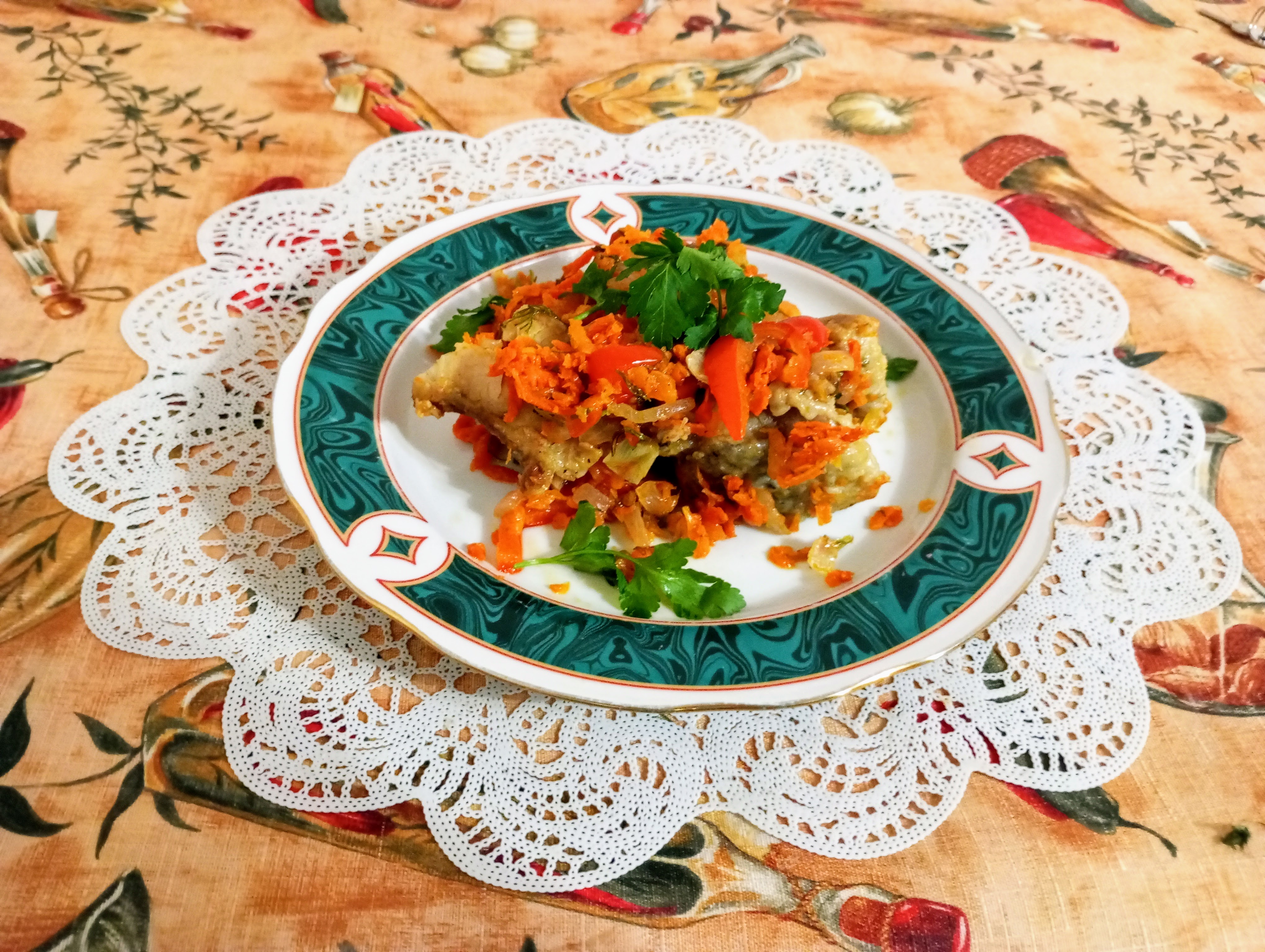 Минтай под маринадом из овощей в сковороде