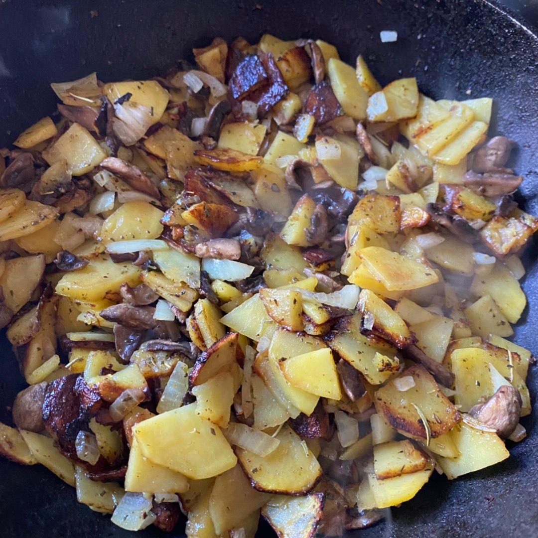Жареная картошка с грибами и курицей — рецепт с фото пошагово