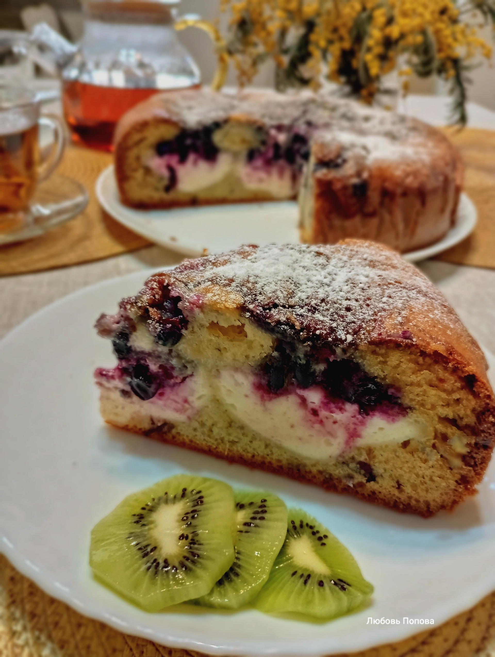 Бисквитный пирог с творогом и чёрной смородиной