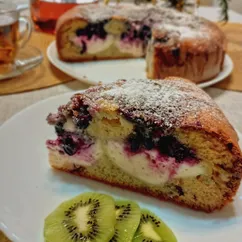 Бисквитный пирог с творогом и чёрной смородиной