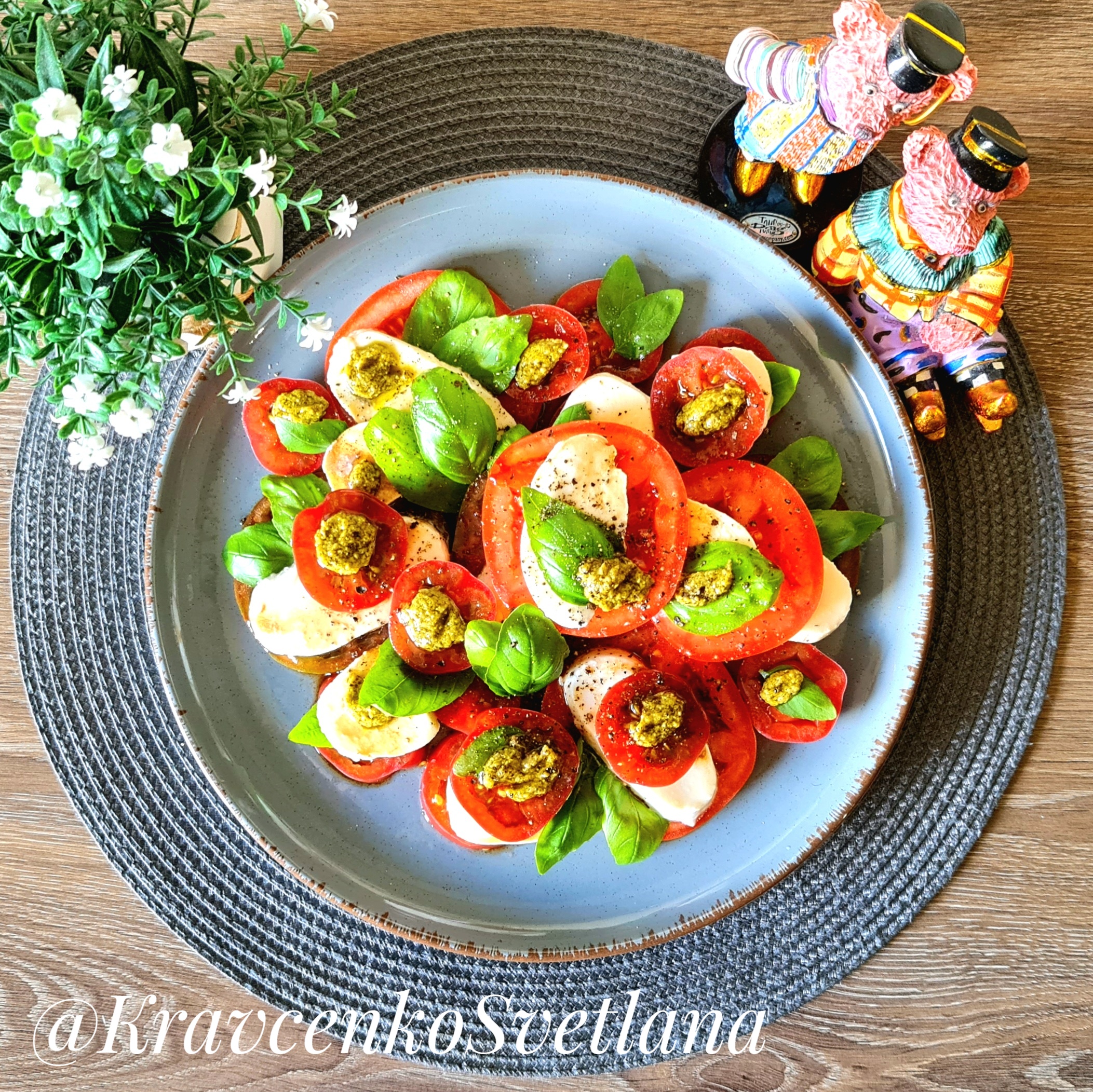 Капрезе - салат с моцареллой и помидорами