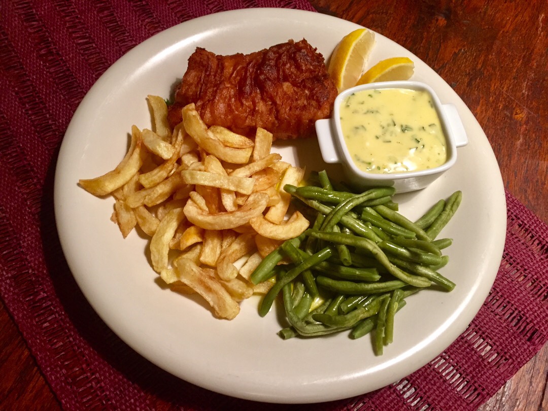 Fish and chips (рыба в кляре с домашней картошкой фри и соусом Тартар)