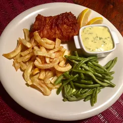 Fish and chips (рыба в кляре с домашней картошкой фри и соусом Тартар)