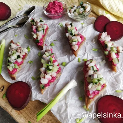 Бутерброды со свекольным муссом и сельдью