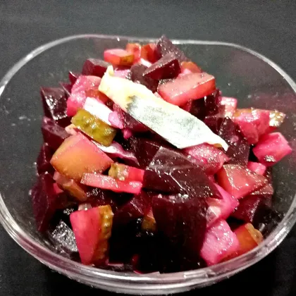 Салат из свёклы с маринованным огурцом и селедкой