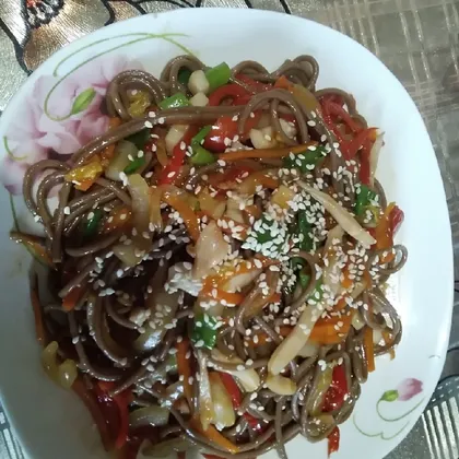 Кальмар с овощами в соусе терияки с гречневой лапшой