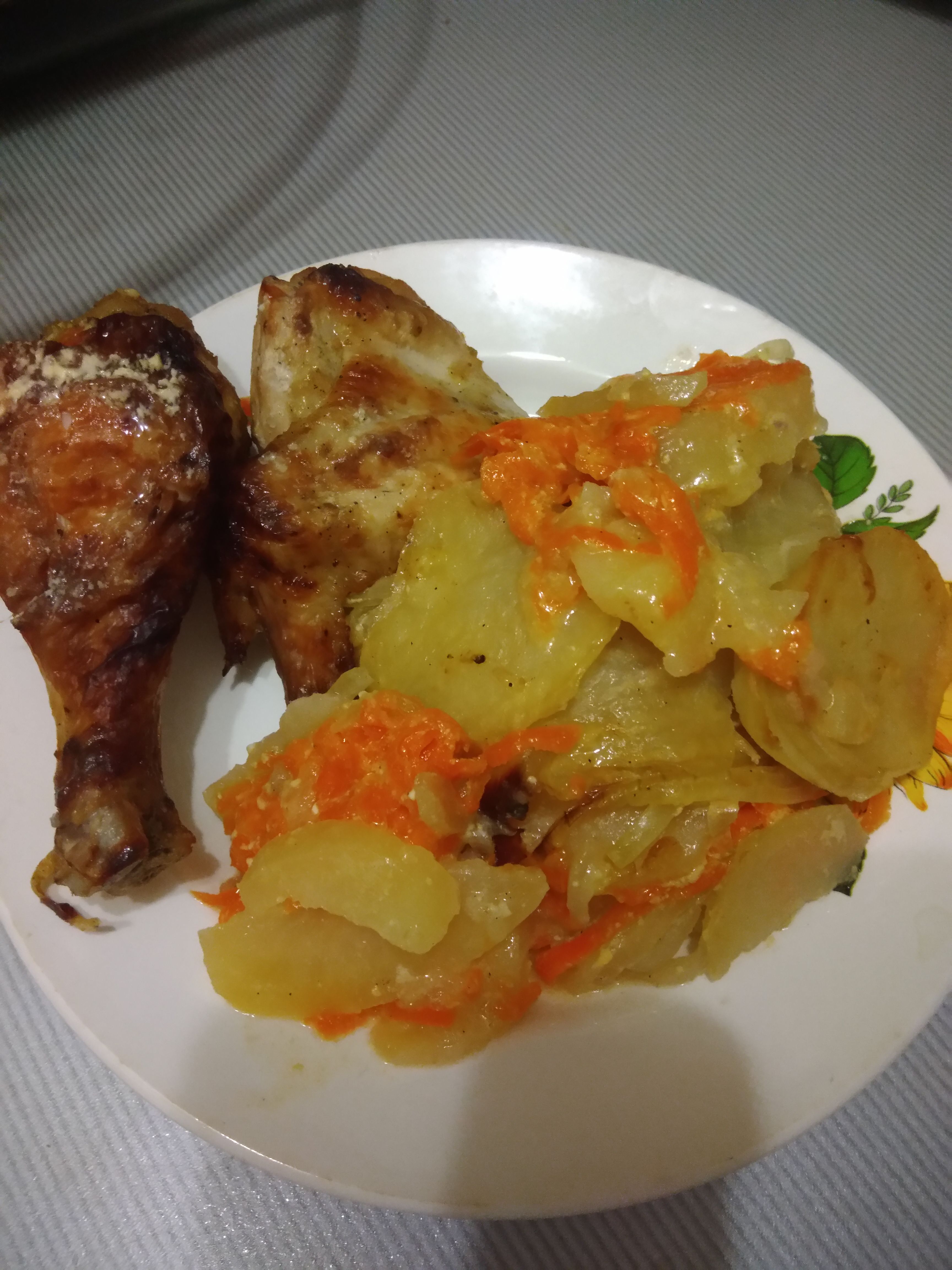 Картофель с курицей в духовке