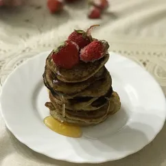 Оладушки из банана и овсянки 😋🍌🥞🍓