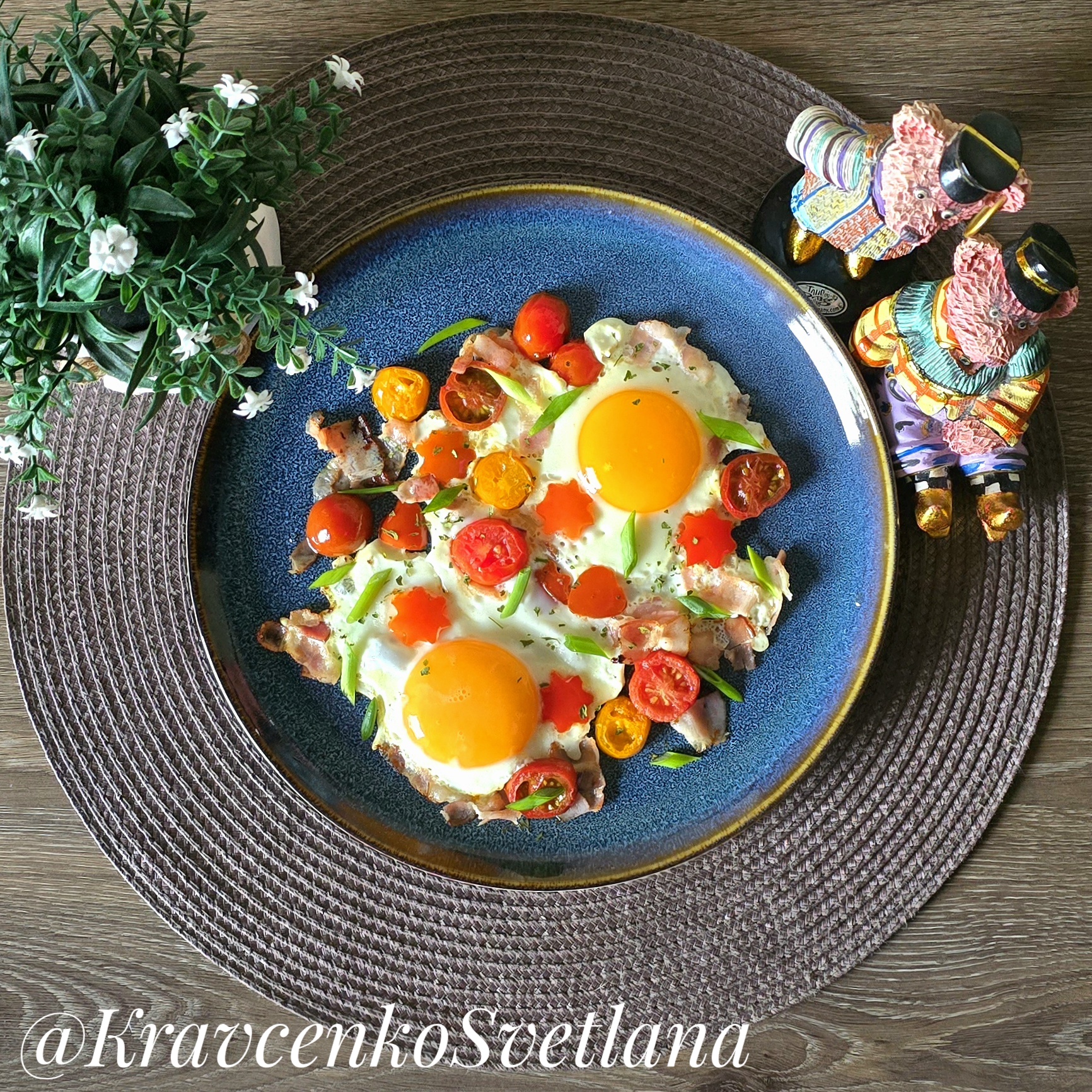 Яичница с беконом и овощами