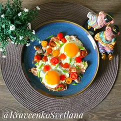 Яичница с беконом и овощами