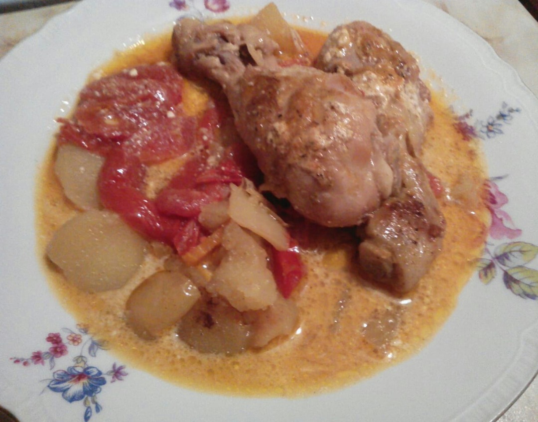 Куриные голени с овощами в сметане