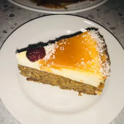 Морковный торт с чизкейком и соленой карамелью.
Carrot cake with cheesecake and salted caramel