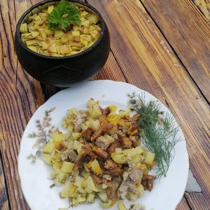 Картофель с мясом и грибами, тушенный в горшочках