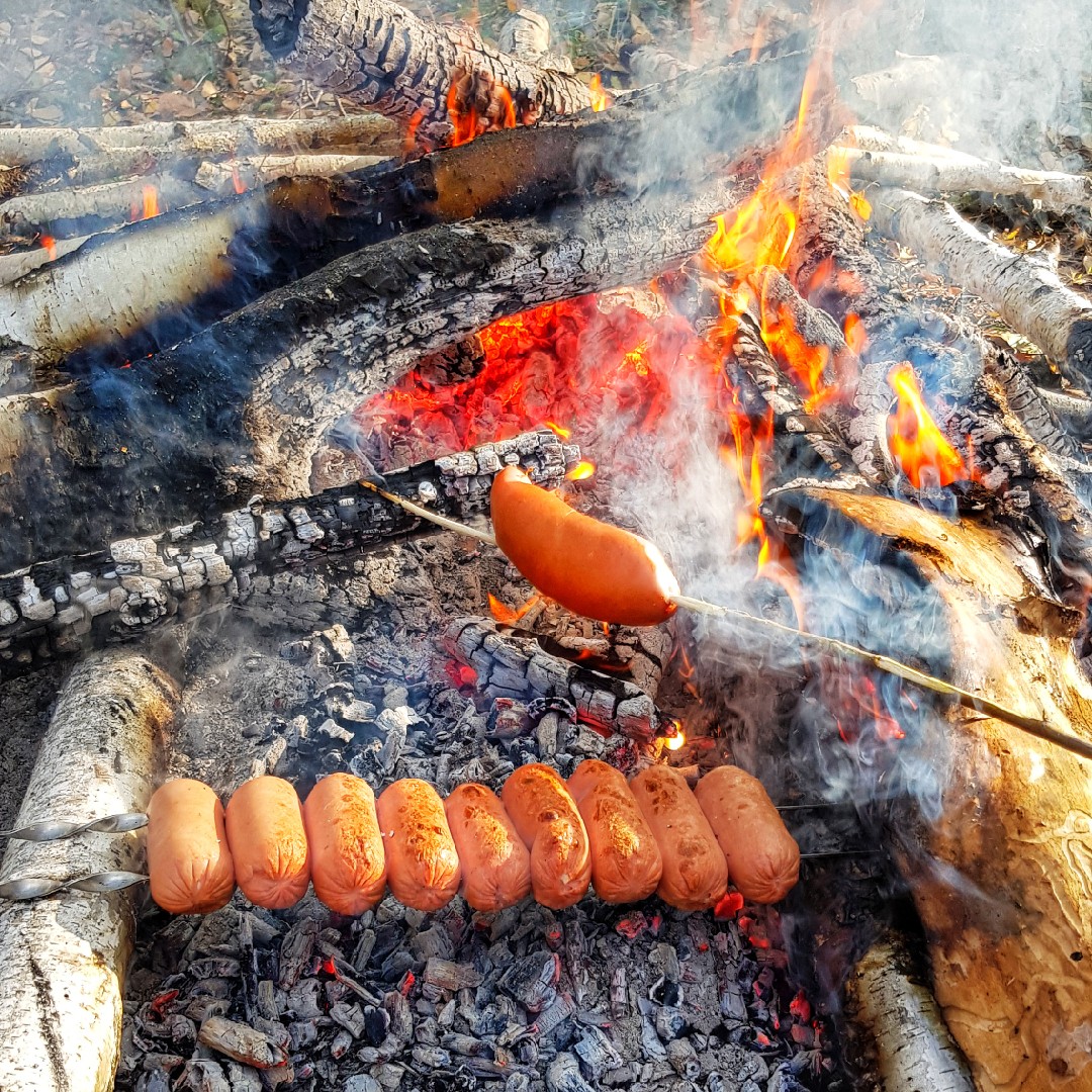 Сосиски и сардельки на углях