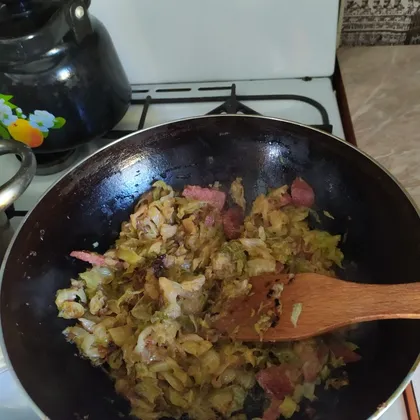 Тушёная капуста с сырокопченой колбасой на ужин