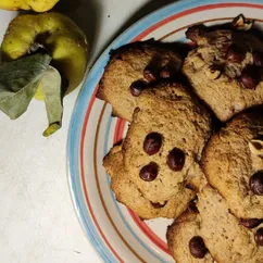 Печенье из ржаной муки с айвой и орехами