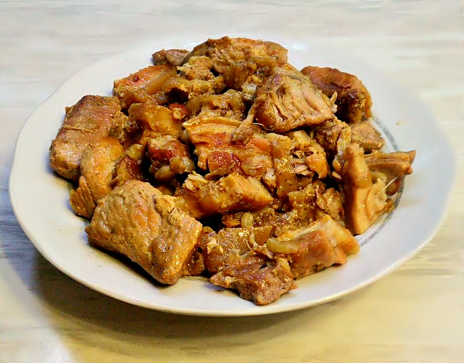 Мясо тушёное под луком