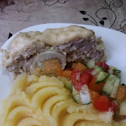 Куриный рулет с яйцом и сыром, с картофельным и овощным гарниром