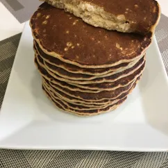 Панкейки из овсяных хлопьев с бананом