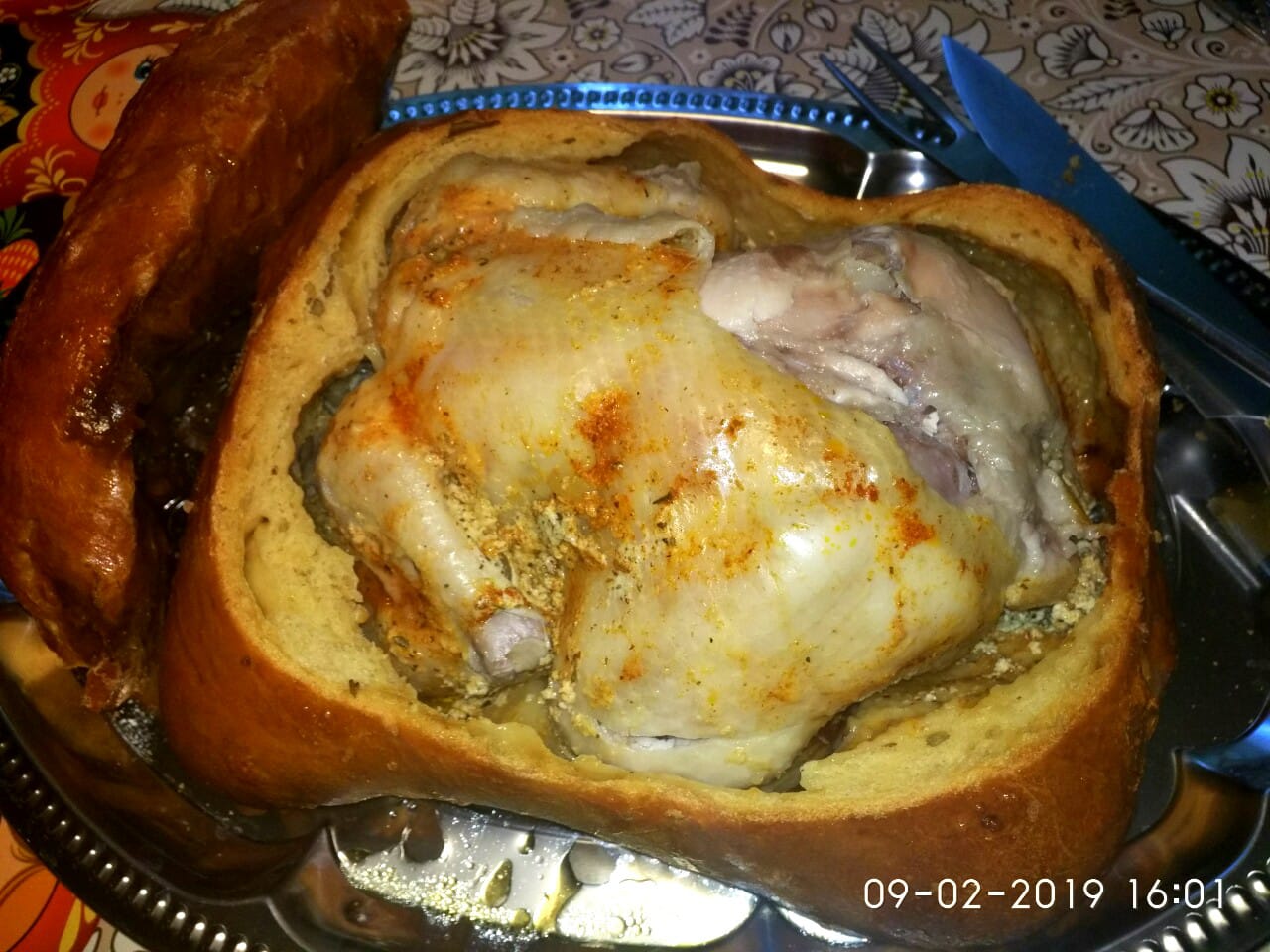 Курица в духовке, запеченная с хлебом, луком, чесноком и розмарином