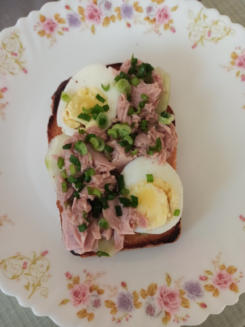 Бутерброд с филе тунца