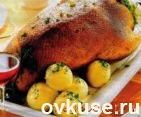 Гусь, запеченный с яблоками и картофелем