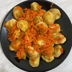 Тушеные пельмени 🥟 с морковью и луком