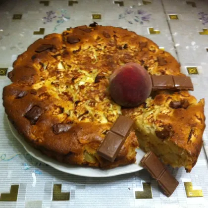 Пирог с персиками и шоколадом