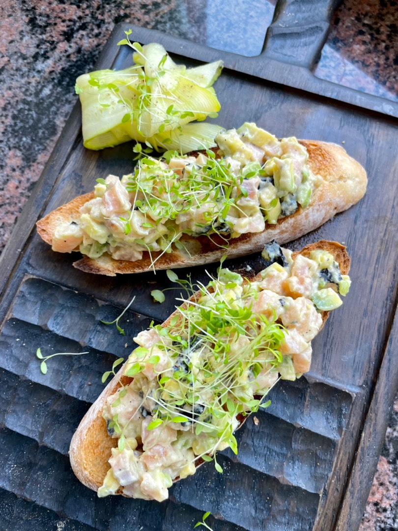 Брускетта с семгой и авокадо 🥑