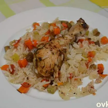 Запеченные куриные ножки с рисом и овощами