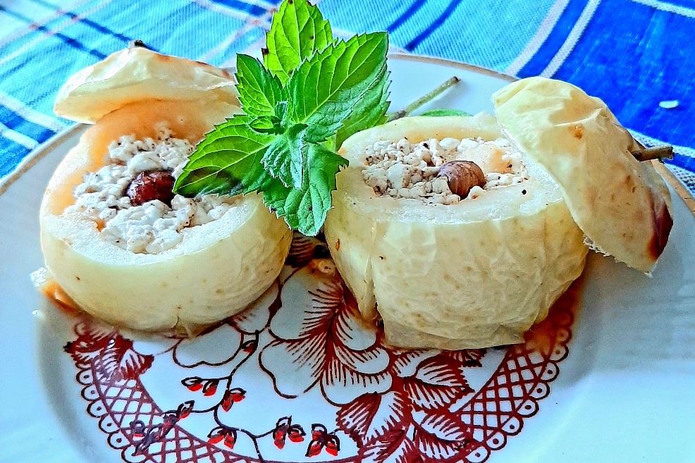Яблоки запечённые с творогом и корицей