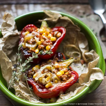 Перец, фаршированный мясом и кукурузой