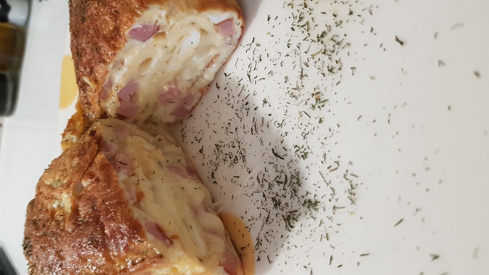 Яичный рулет с сыром и ветчиной 🥚🧀🥓