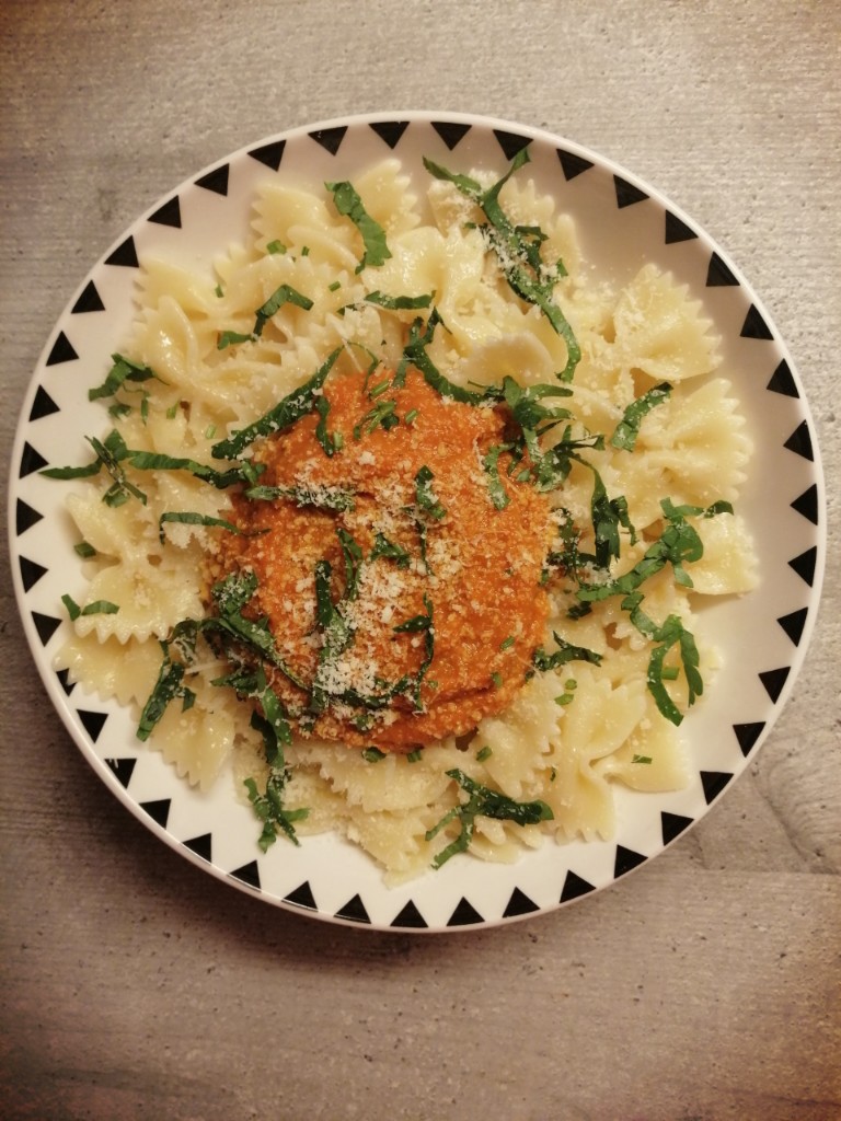 Паста с томатным соусом и пармезаном