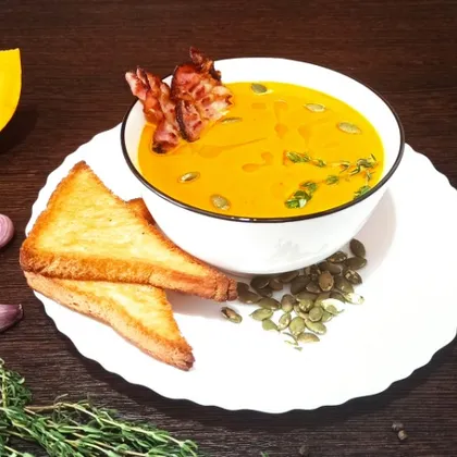 Нежнейший тыквенный крем-суп с беконом и хрустящими семечками