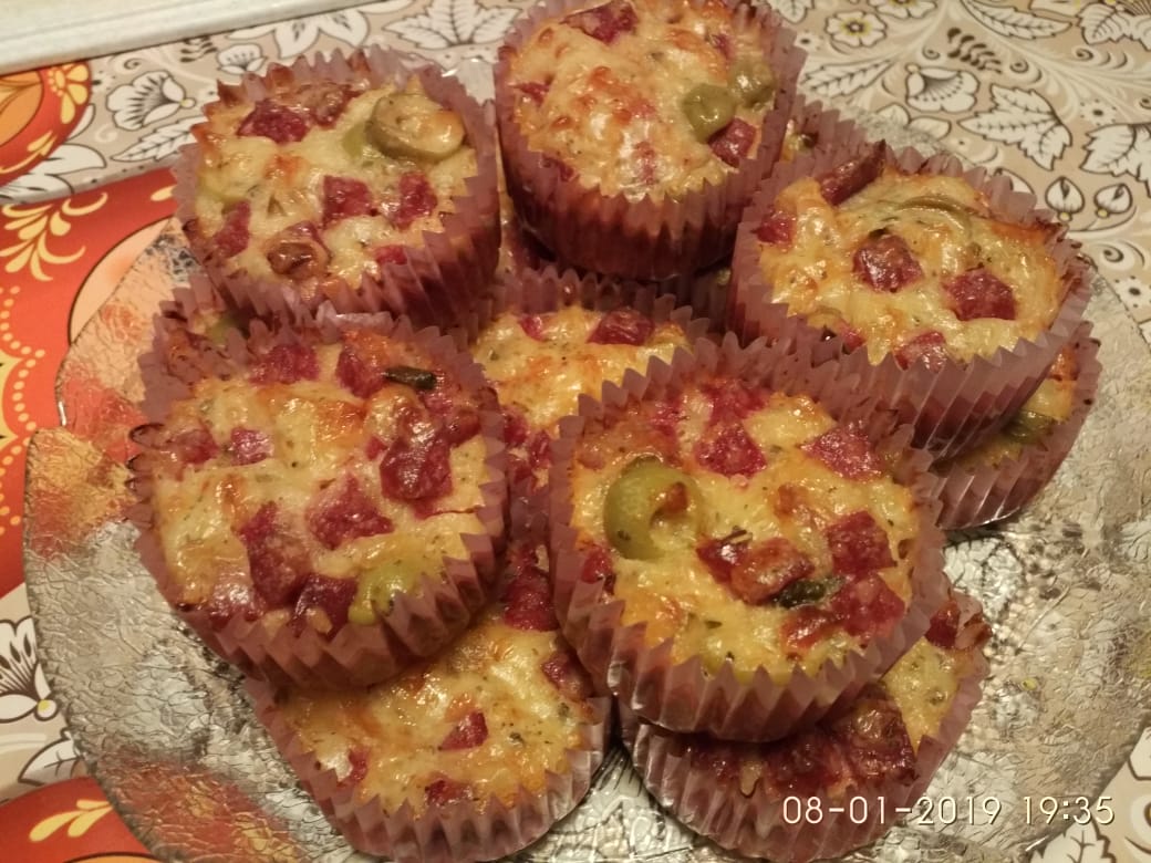 Несладкие кексики с салями и сыром